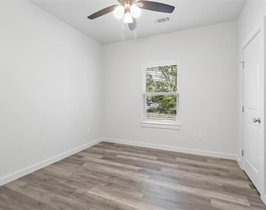 223 W Walker Street - Photo Thumbnail 5