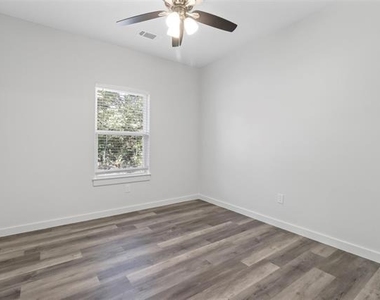 223 W Walker Street - Photo Thumbnail 6
