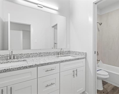 223 W Walker Street - Photo Thumbnail 11