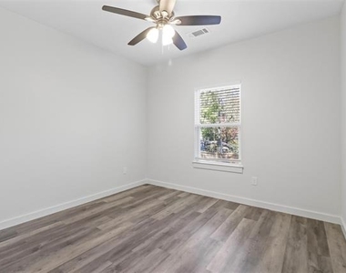 223 W Walker Street - Photo Thumbnail 7