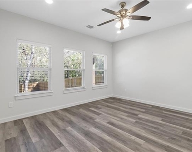 223 W Walker Street - Photo Thumbnail 8