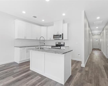223 W Walker Street - Photo Thumbnail 2