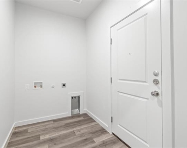 223 W Walker Street - Photo Thumbnail 12