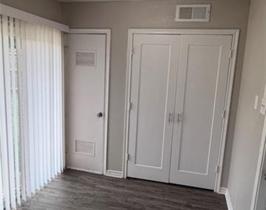 2514 Greenway Street - Photo Thumbnail 7