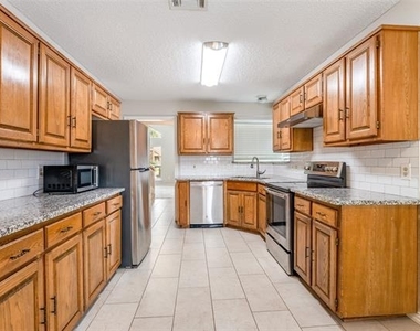 2032 Greenview Drive - Photo Thumbnail 3