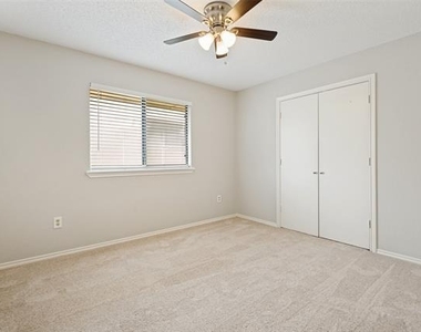 2032 Greenview Drive - Photo Thumbnail 5