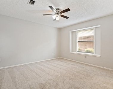 2032 Greenview Drive - Photo Thumbnail 7