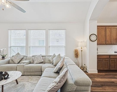 2340 Gray Drive - Photo Thumbnail 2