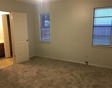 910 Presidio Drive - Photo Thumbnail 7