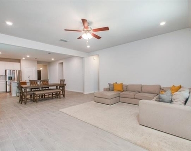 2911 Teak Drive - Photo Thumbnail 7