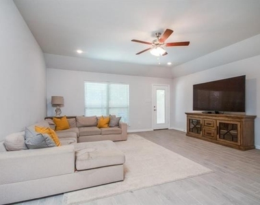2911 Teak Drive - Photo Thumbnail 8