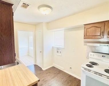 1104 Ashland Drive - Photo Thumbnail 3