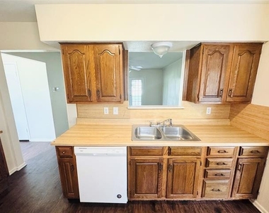 1104 Ashland Drive - Photo Thumbnail 4