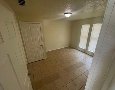 4520 Louisville Drive - Photo Thumbnail 9