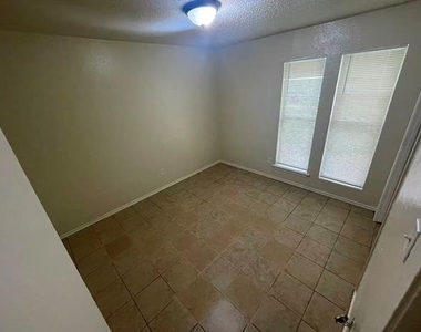 4520 Louisville Drive - Photo Thumbnail 6