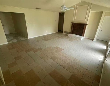 4520 Louisville Drive - Photo Thumbnail 2