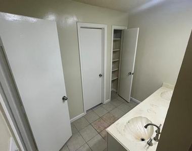4520 Louisville Drive - Photo Thumbnail 10