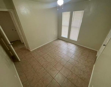 4520 Louisville Drive - Photo Thumbnail 7