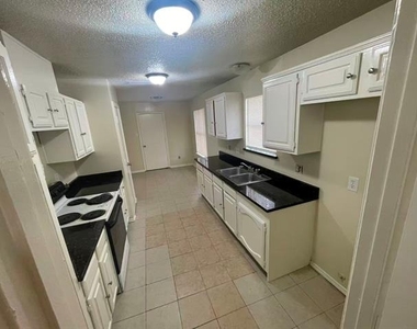 4520 Louisville Drive - Photo Thumbnail 3