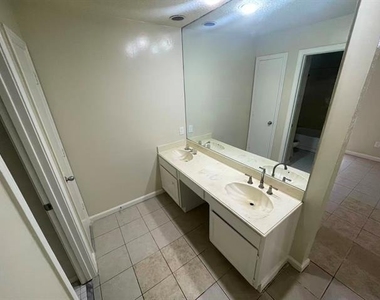 4520 Louisville Drive - Photo Thumbnail 12