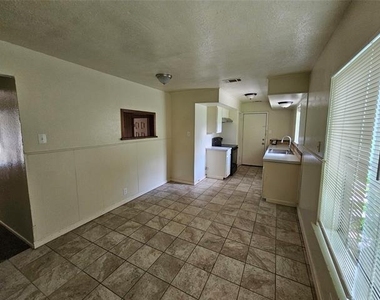1621 E Park Boulevard - Photo Thumbnail 5
