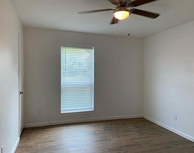 3901 Bois D Arc Street - Photo Thumbnail 10