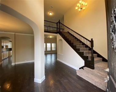 927 Bentley Drive - Photo Thumbnail 2