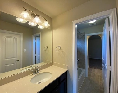 927 Bentley Drive - Photo Thumbnail 24