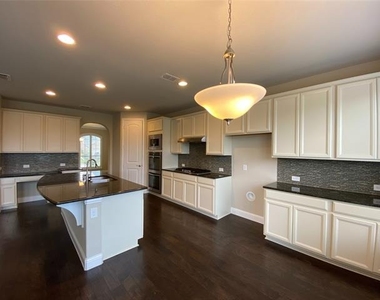 927 Bentley Drive - Photo Thumbnail 8