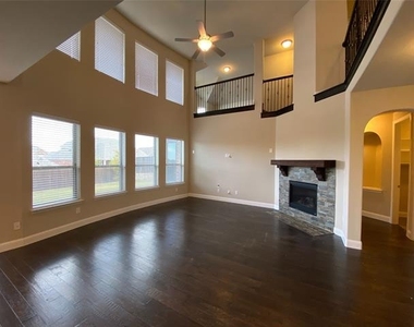 927 Bentley Drive - Photo Thumbnail 12