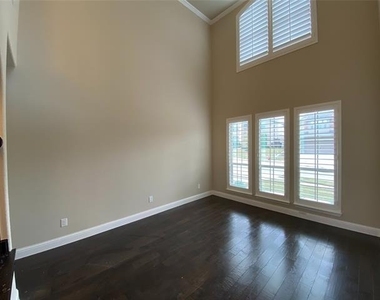 927 Bentley Drive - Photo Thumbnail 4