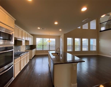 927 Bentley Drive - Photo Thumbnail 6