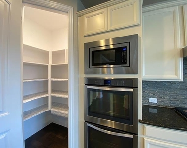 927 Bentley Drive - Photo Thumbnail 11