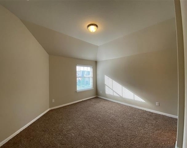 927 Bentley Drive - Photo Thumbnail 23