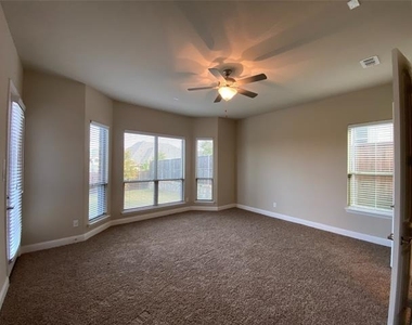 927 Bentley Drive - Photo Thumbnail 16