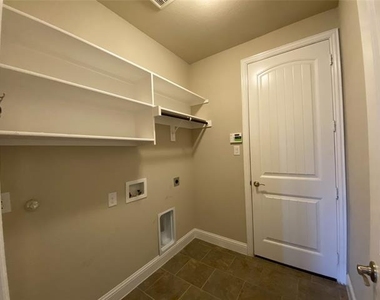 927 Bentley Drive - Photo Thumbnail 15