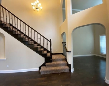 927 Bentley Drive - Photo Thumbnail 3