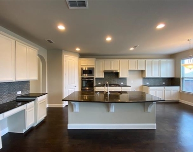 927 Bentley Drive - Photo Thumbnail 7
