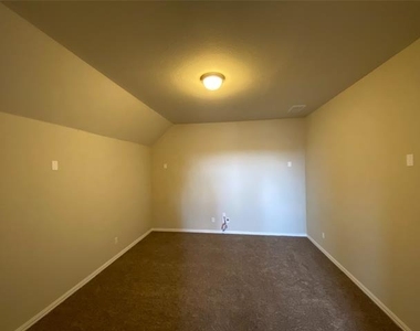 927 Bentley Drive - Photo Thumbnail 32