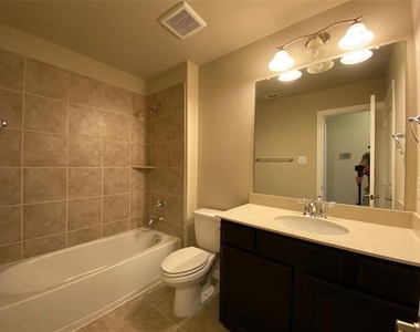 927 Bentley Drive - Photo Thumbnail 28