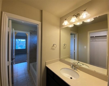 927 Bentley Drive - Photo Thumbnail 25