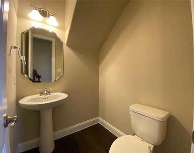 927 Bentley Drive - Photo Thumbnail 14