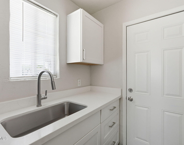 1038 N 16th Street - Photo Thumbnail 12