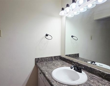 738 Kingswood Avenue - Photo Thumbnail 16