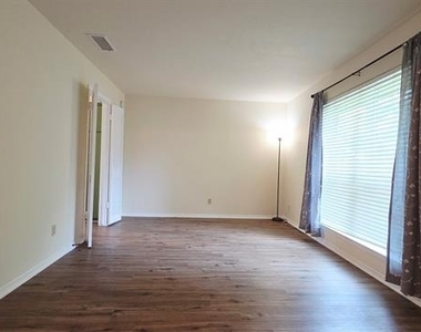 738 Kingswood Avenue - Photo Thumbnail 3