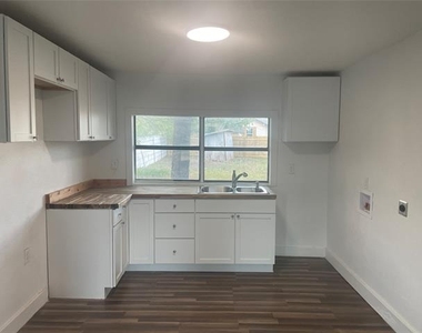 1502 N 15th Street - Photo Thumbnail 4