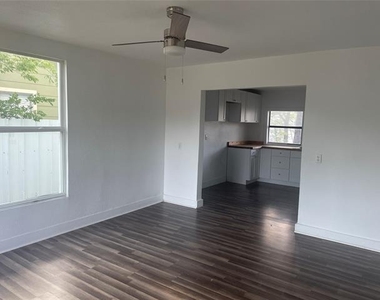 1502 N 15th Street - Photo Thumbnail 3