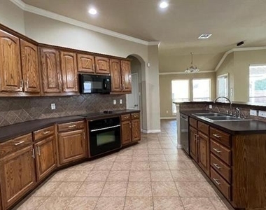 5823 Sunny Meadow Lane - Photo Thumbnail 8