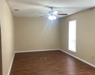 721 Lindenwood Drive - Photo Thumbnail 10