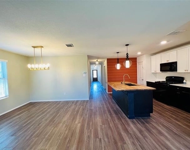 1602 Westfall Drive - Photo Thumbnail 4